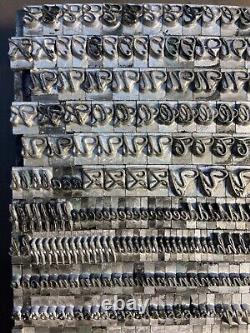 24 Pt Paragraph Script Only Set over 650 pieces Missing Four Letters Clean