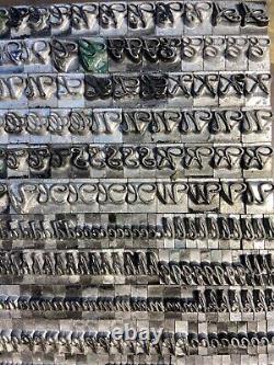 24 Pt Paragraph Script Only Set over 650 pieces Missing Four Letters Clean