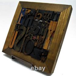 35 pcs. Vintage/antique letterpress in a stained wood frame with brown stand