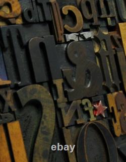 35 pcs. Vintage/antique letterpress in a stained wood frame with brown stand