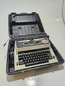 Vintage Royal World Traveler Dual Volt Portable Typewriter with Org. Case Work