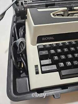 Vintage Royal World Traveler Dual Volt Portable Typewriter with Org. Case Work