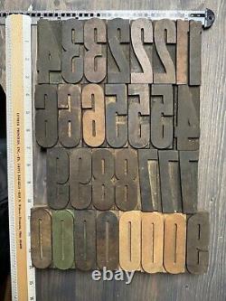 Bloc d'impression de chiffres 0-9 en bois de typographie ancienne. Belle patine