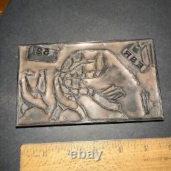 Bloc d'impression de la main de l'homme utilisant un outil en cuivre, beaux détails