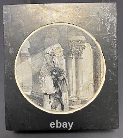Bloc d'impression en bois antique gravé à la main, jeune fille en robe avec des fleurs, XIXe siècle.