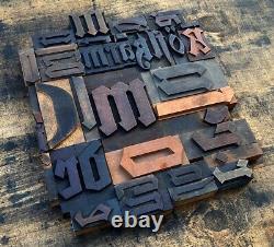 Blocs d'impression en bois gothique de lettres typographiques d'imprimerie à l'ancienne.