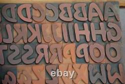 Blocs d'impression typographique en relief 183pcs, lettres de l'alphabet de 1,22m de hauteur, type plakadur vintage ABC