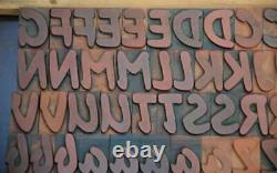 Blocs d'impression typographique en relief 183pcs, lettres de l'alphabet de 1,22m de hauteur, type plakadur vintage ABC