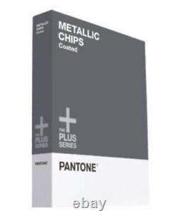 Éclats métalliques de la série Pantone Plus, livre enduit de référence pour l'impression métallique.