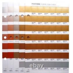Éclats métalliques de la série Pantone Plus, livre enduit de référence pour l'impression métallique.