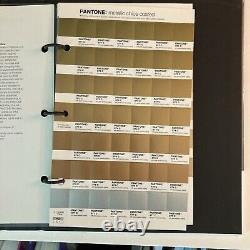 Éclats métalliques de la série Pantone Plus, livre enduit de référence pour l'impression métallique.