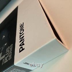 Éclats métalliques de la série Pantone Plus, livre enduit de référence pour l'impression métallique.