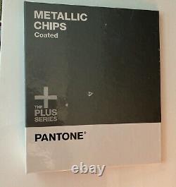 Éclats métalliques de la série Pantone Plus, livre enduit de référence pour l'impression métallique.