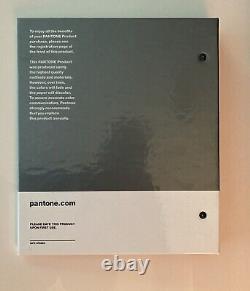 Éclats métalliques de la série Pantone Plus, livre enduit de référence pour l'impression métallique.