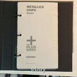 Éclats métalliques de la série Pantone Plus, livre enduit de référence pour l'impression métallique.