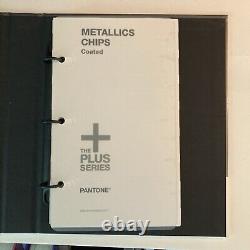 Éclats métalliques de la série Pantone Plus, livre enduit de référence pour l'impression métallique.