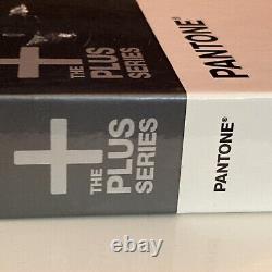 Éclats métalliques de la série Pantone Plus, livre enduit de référence pour l'impression métallique.