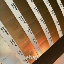 Éclats métalliques de la série Pantone Plus, livre enduit de référence pour l'impression métallique.
