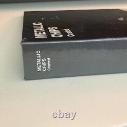 Éclats métalliques de la série Pantone Plus, livre enduit de référence pour l'impression métallique.