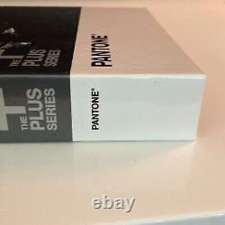 Éclats métalliques de la série Pantone Plus, livre enduit de référence pour l'impression métallique.