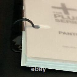 Éclats métalliques de la série Pantone Plus, livre enduit de référence pour l'impression métallique.