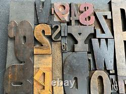 Gros mélange de caractères d'imprimerie en bois d'époque : Alphabet complet de 81 pièces et chiffres