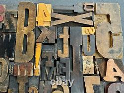 Gros mélange de caractères d'imprimerie en bois d'époque : Alphabet complet de 81 pièces et chiffres