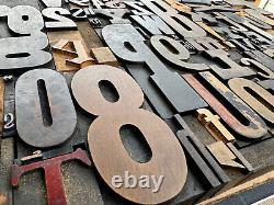 Gros mélange de caractères d'imprimerie en bois d'époque : Alphabet complet de 81 pièces et chiffres