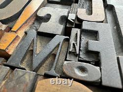 Gros mélange de caractères d'imprimerie en bois d'époque : Alphabet complet de 81 pièces et chiffres