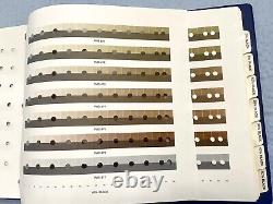 Guide de couleur de processus nord-américain dans un classeur à anneaux, revêtu, non revêtu et métallique.