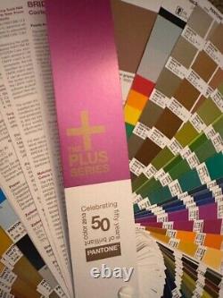 Guide de pont de couleur de la série Pantone Plus UNCOATED (Boîte ouverte)