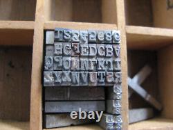 Jeu de caractères en plomb de 12 pts avec tiroir en casse basse/majuscule 25 livres Times New Roman vintage
