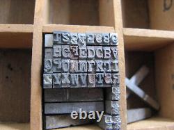 Jeu de caractères en plomb de 12 pts avec tiroir en casse basse/majuscule 25 livres Times New Roman vintage