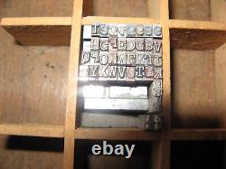 Jeu de caractères en plomb de 12 pts avec tiroir en casse basse/majuscule 25 livres Times New Roman vintage