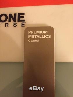Le Guide Pantone Premium Metallics Est Recouvert De La Série Plus Gg1305