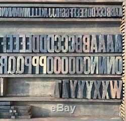 Lot De 186 Lettres Typographiques En Bois, Type Lettres, Alphabet Alphabet, Chiffres