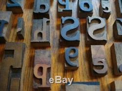 Lot De 83 Lettres Typographiques En Lettres Moulées Antiques En Bois Sculpté
