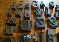 Lot De 83 Lettres Typographiques En Lettres Moulées Antiques En Bois Sculpté