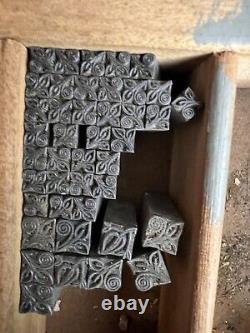 Lot de 70+ blocs d'impression en métal de typographie antique avec motifs floraux tourbillonnants whimsiques