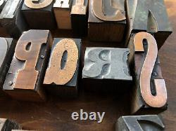 Mélange éclectique de blocs d'impression en métal et en cuivre antiques de l'alphabet complet de 26 lettres