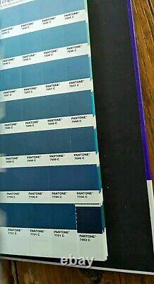 PANTONE Plus Series Solid Chip Coated Color Reference Binder GUC Chips Missing<br/>

 <br/>  
Série Pantone Plus Solid Chip Couleur Reference Binder GUC Chips Manquants