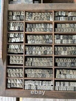 Plus de 2 450 pièces de vieilles lettres, chiffres, caractères et espaces d'imprimerie en plomb