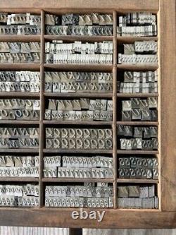 Plus de 2 450 pièces de vieilles lettres, chiffres, caractères et espaces d'imprimerie en plomb