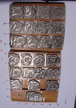 Type De Typographie 84 Pt. Initiales Hollandaises A. T. F. Extrêmement Rare