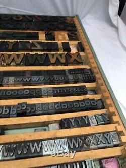 Vtg Grand Plateau Lettres Symboles Timbres Métal Bois Encre Typo Blocs D'imprimante